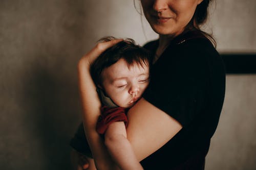 une maman qui porte son bébé| Photo : Pexels