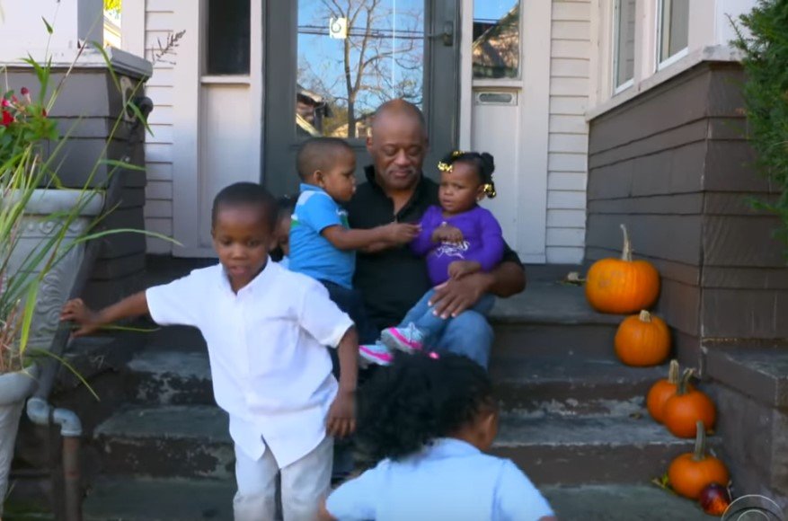 Lamont Thomas and his five foster kids | Source: Youtube/  CBS Evening News