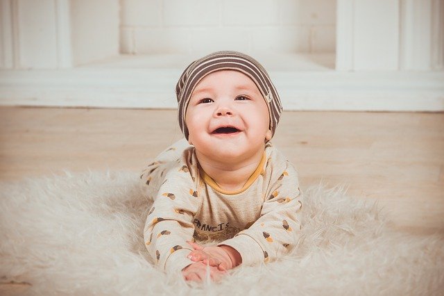 Bebé sonriente. | Foto: Pixabay