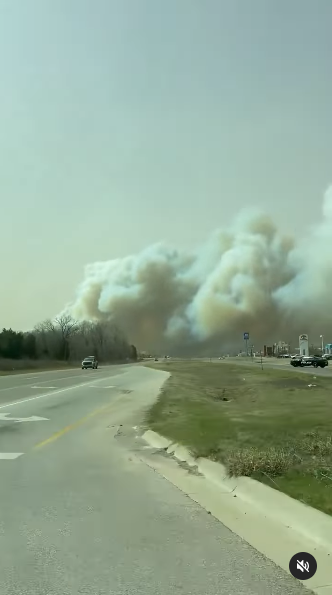 A thick cloud of smoke as a result of the Oklahoma wildfires posted on March 15, 2025 | Source: Instagram/thehotshotwakeup