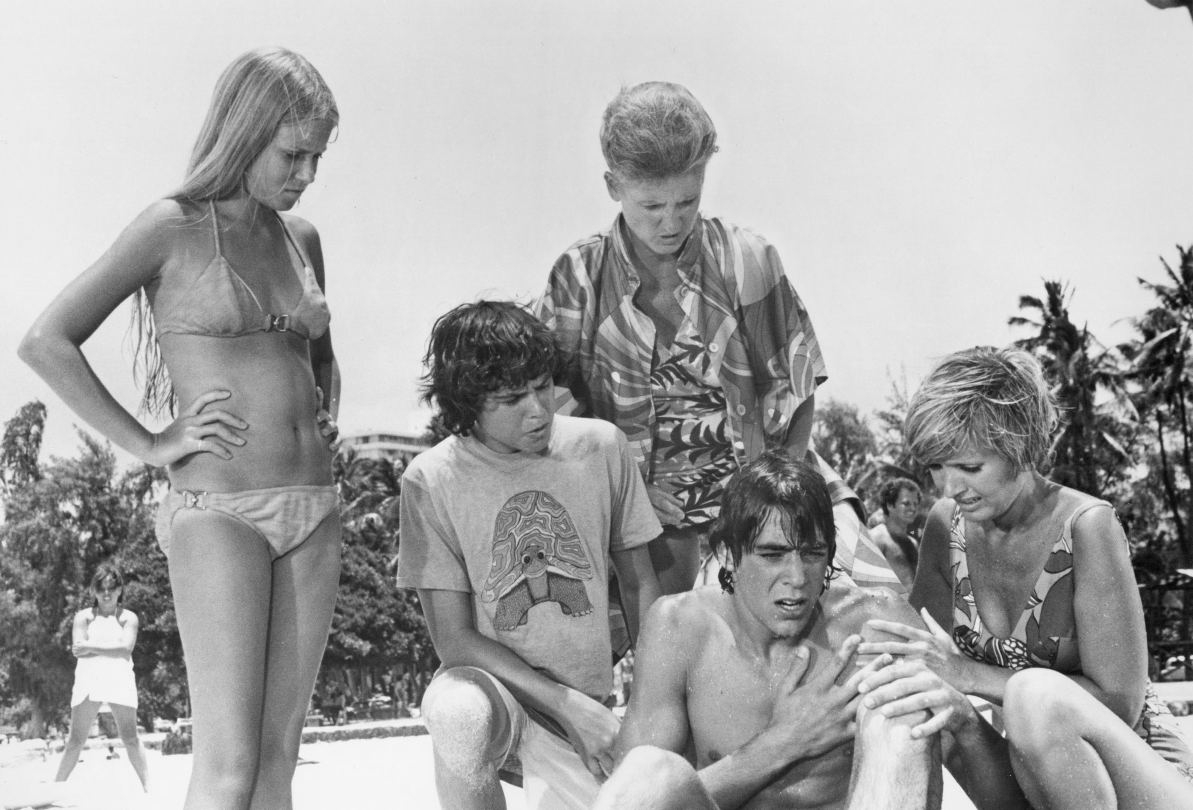 Maureen McCormick, Christopher Knight, Ann B. Davis, Barry Williams, and Florence Henderson as their characters from the "Hawaii" episode of "The Brady Bunch" in 1972 | Source: Getty Images