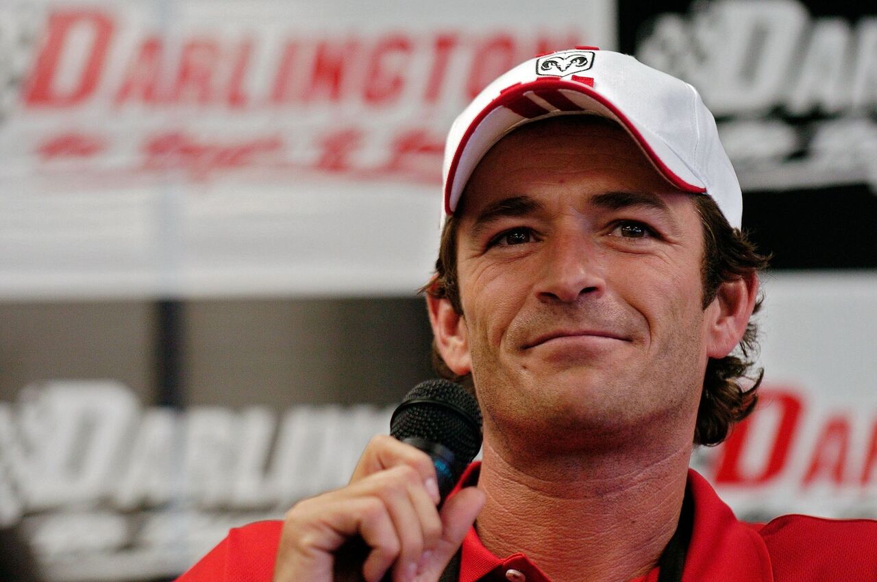 Luke Perry attends the NASCAR Nextel Cup Series Dodge Charger 500. | Source: Getty Images