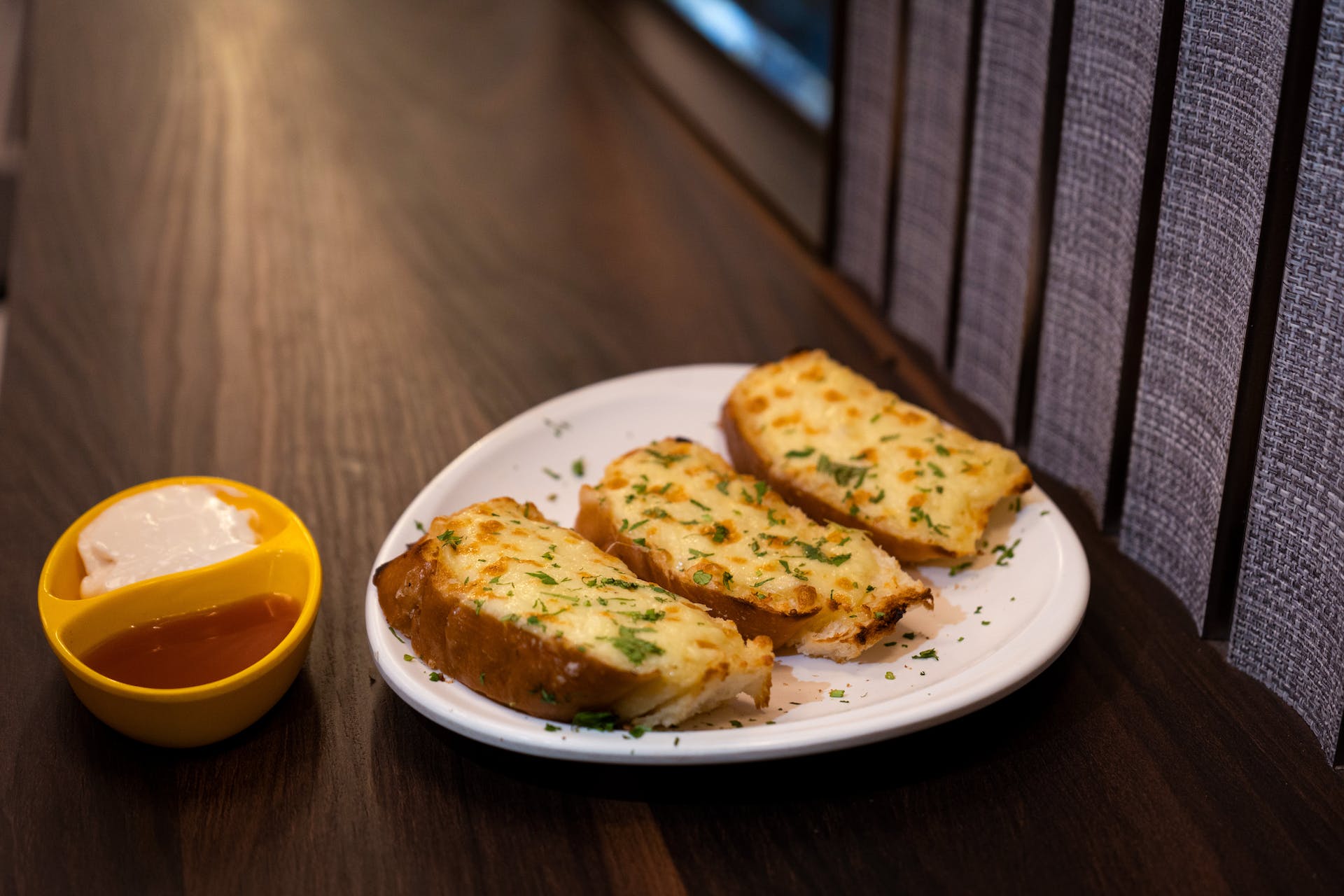 Cheesy garlic bread on a plate. | Source: Pexels
