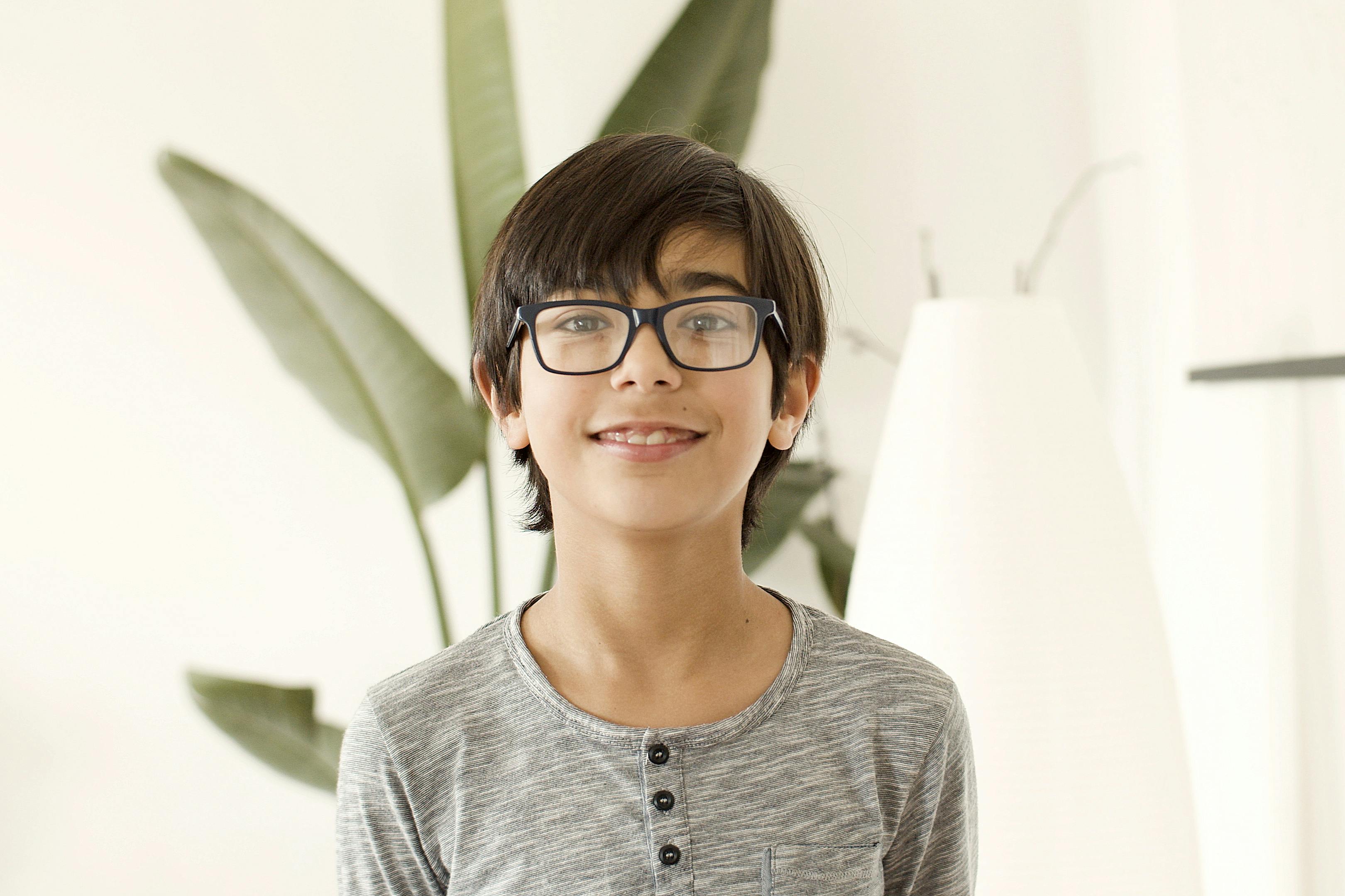 A young boy wearing glasses | Source: Pexels