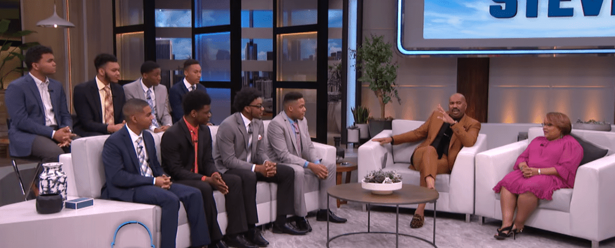 The eight recipients of the Kent State University Scholrship (L) with Steve Harvey and Kent State Executive Director Sonya Williams (R) on the "Steve" show. | Photo:  Screenshot from original video