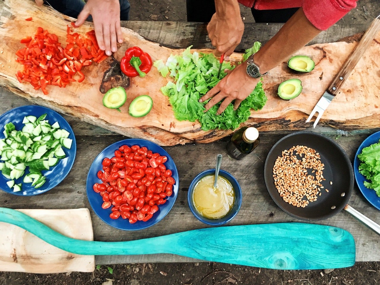 Photo of people slicing vegetables in the kitchen | Photo: Pexels