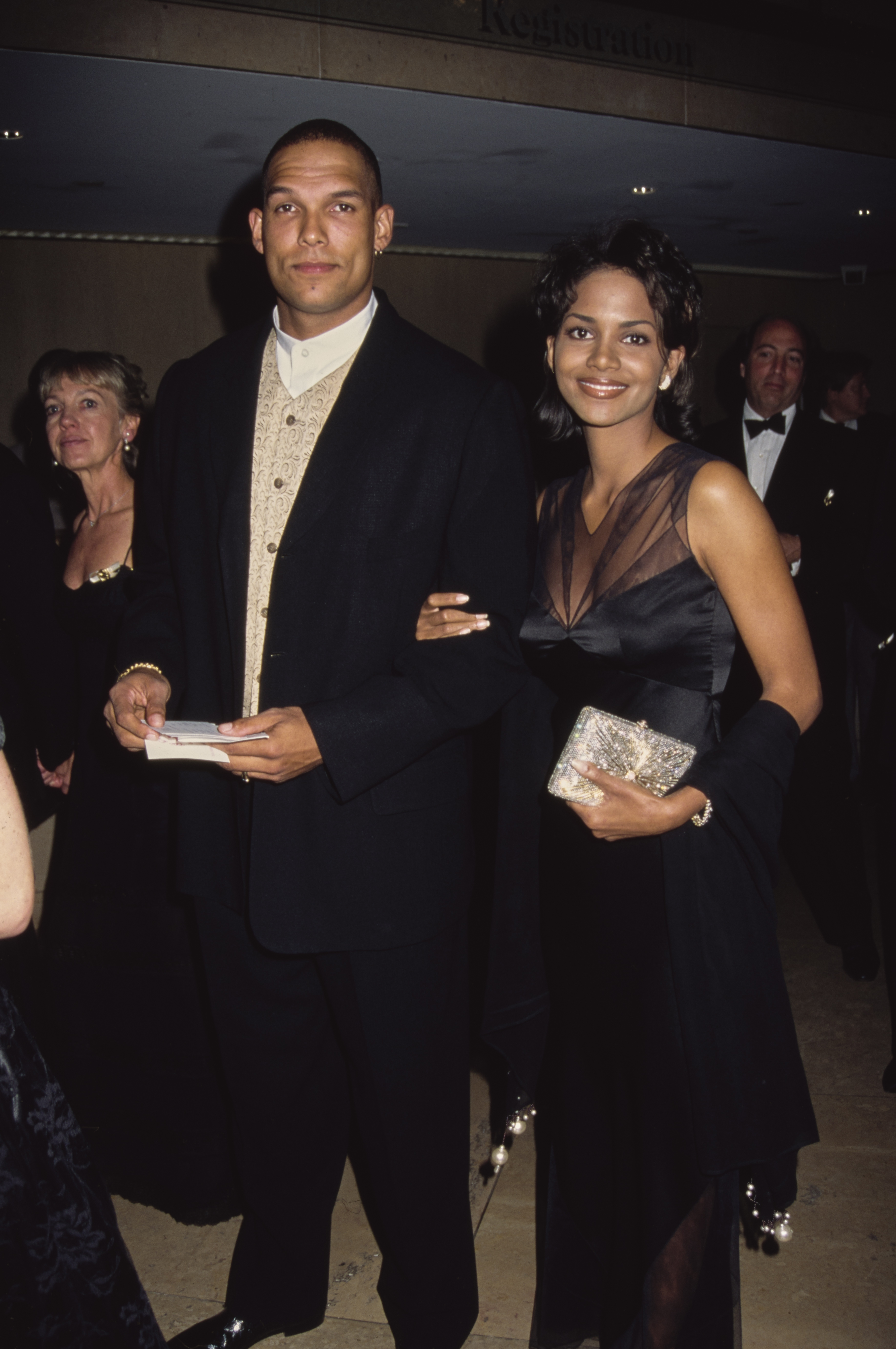 David Justice and Halle Berry attend the 10th Carousel of Hope Ball at the Beverly Hilton Hotel on October 28, 1994, in Beverly Hills, California. | Source: Getty Images