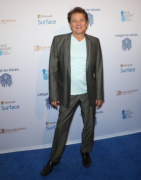 Adrian Zmed arrives at the "One Night For ONE DROP" blue carpet event at 1 OAK Nightclub | Photo: Getty Images