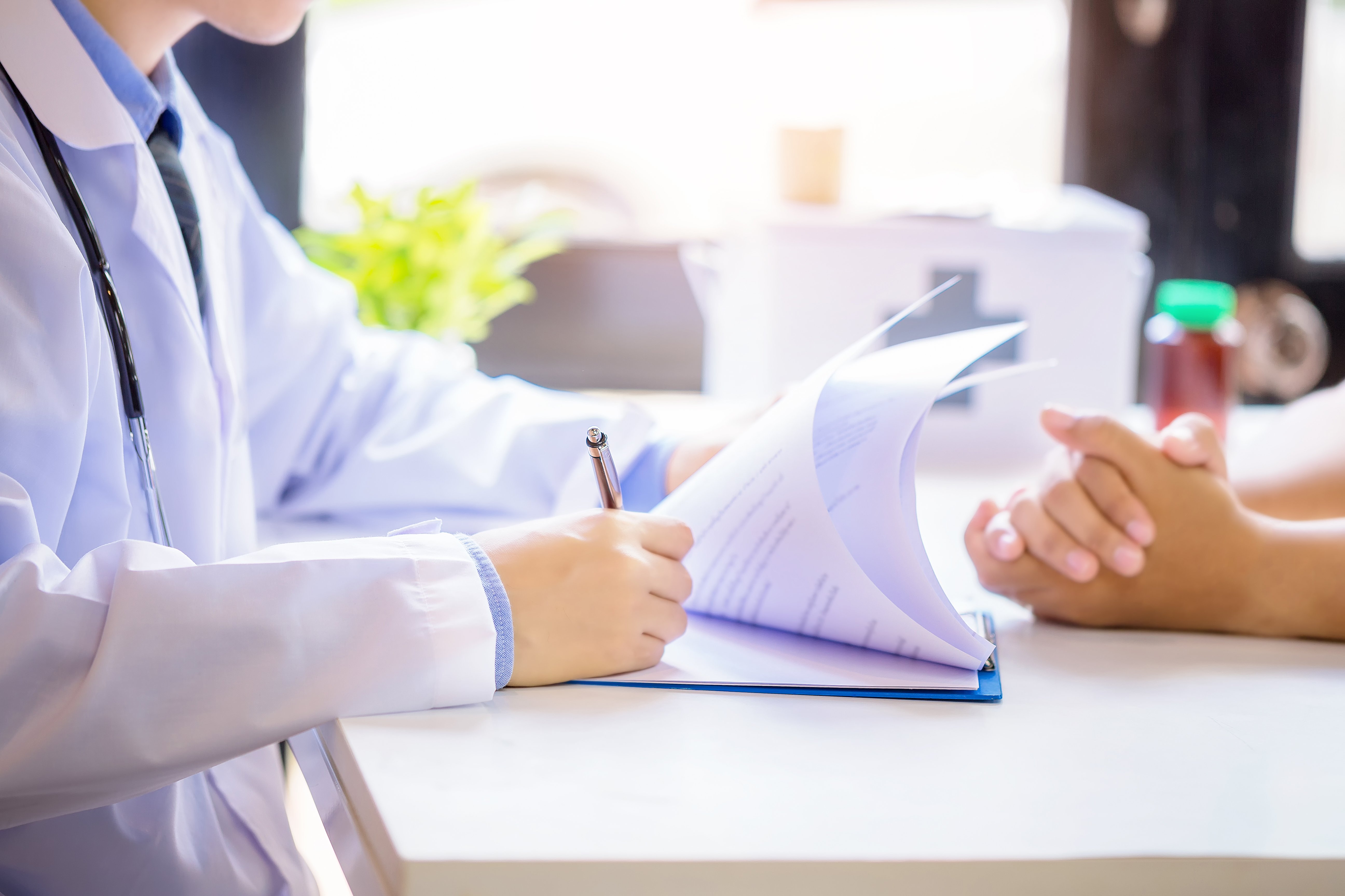 A doctor consulting with his patient. | Source: Freepik.