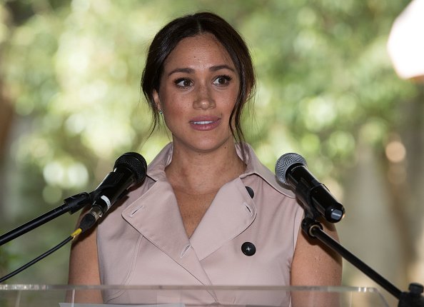 La duchesse de Sussex se rend à la résidence du haut-commissaire britannique pour assister à une réception de l'après-midi célébrant l'importante relation d'affaires et d'investissement du Royaume-Uni et de l'Afrique du Sud | Photo: Getty Images La duchesse de Sussex se rend à la résidence du haut-commissaire britannique pour assister à une réception de l'après-midi célébrant l'importante relation d'affaires et d'investissement du Royaume-Uni et de l'Afrique du Sud | Photo: Getty Images
