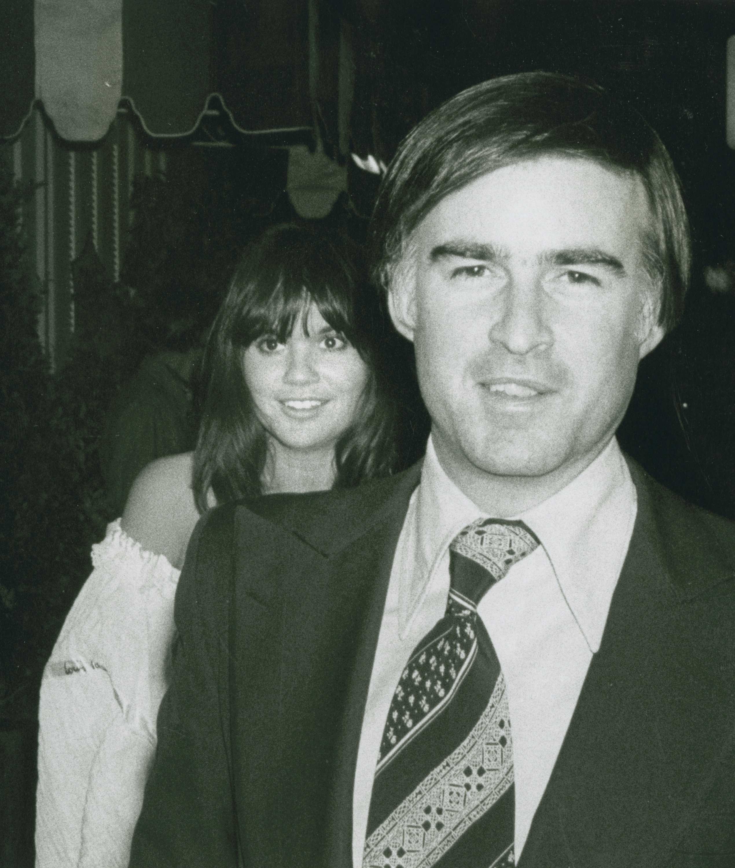 Governor Jerry Brown and singer Linda Ronstadt photographed on March 7, 1977, at Dantana Restaurant in Los Angeles, California | Source: Getty Images