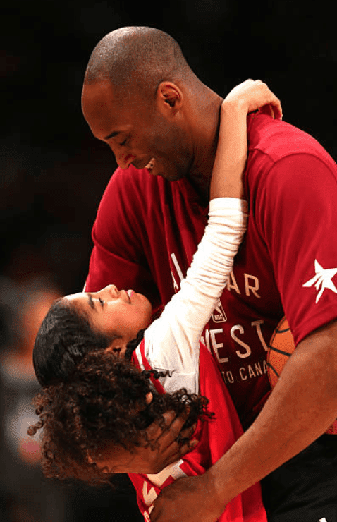 Kobe Bryant hugs his daughter Gianna Bryant during the NBA All-Star Game, at the Air Canada Centre, on February 14, 2016, in Toronto | Source : Elsa/Getty Images