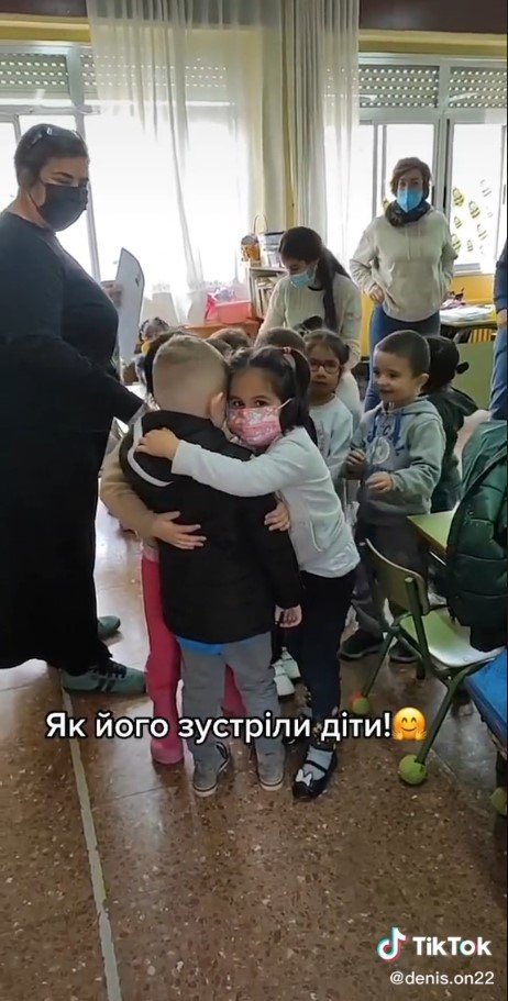 Pictures of Stepanko getting hugs from his new classmates | Source: tiktok.com/@denis.on22