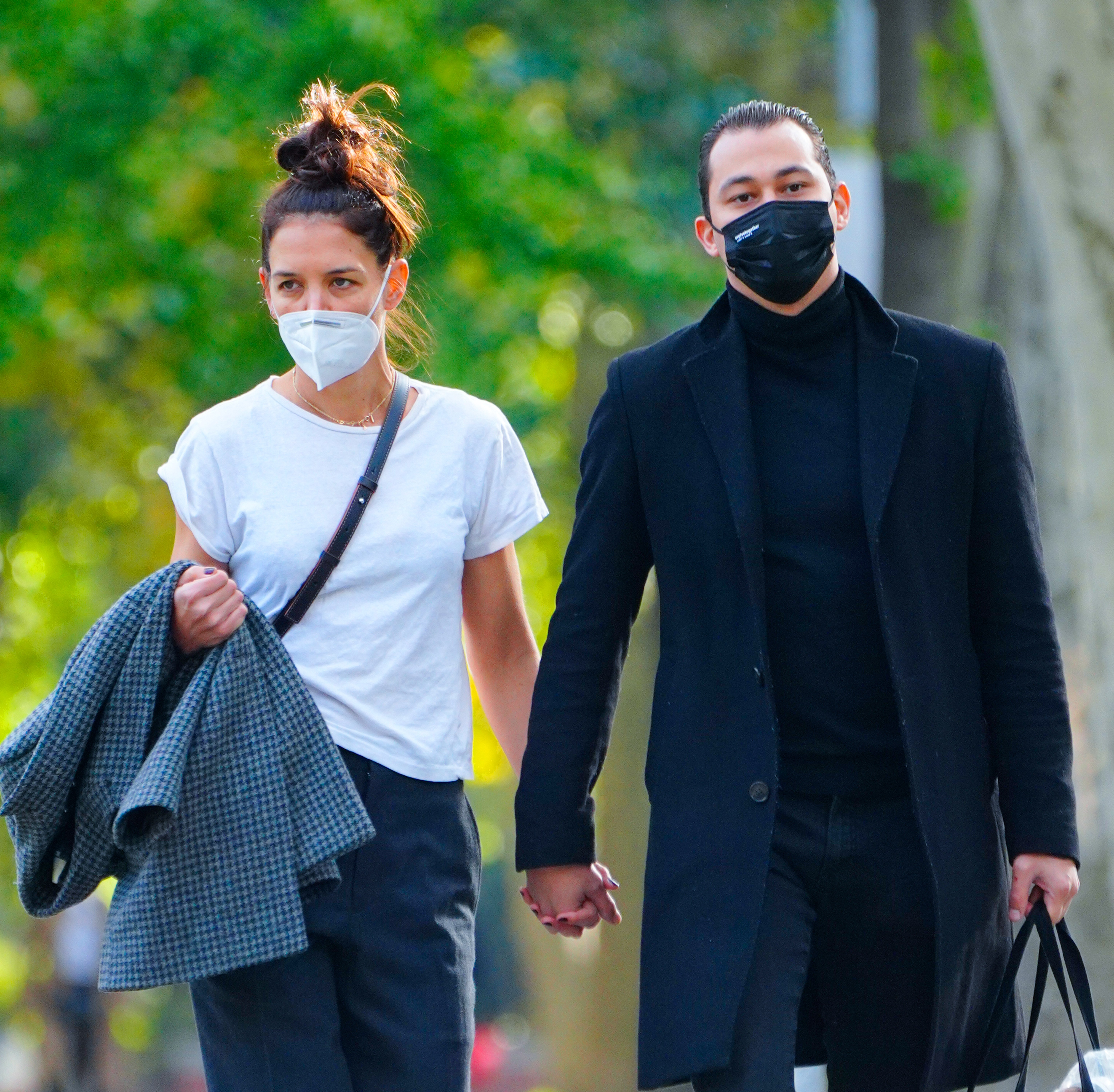 Katie Holmes holds hands with Emilio Vitolo Jr on October 19, 2020, in New York City. | Source: Getty Images.