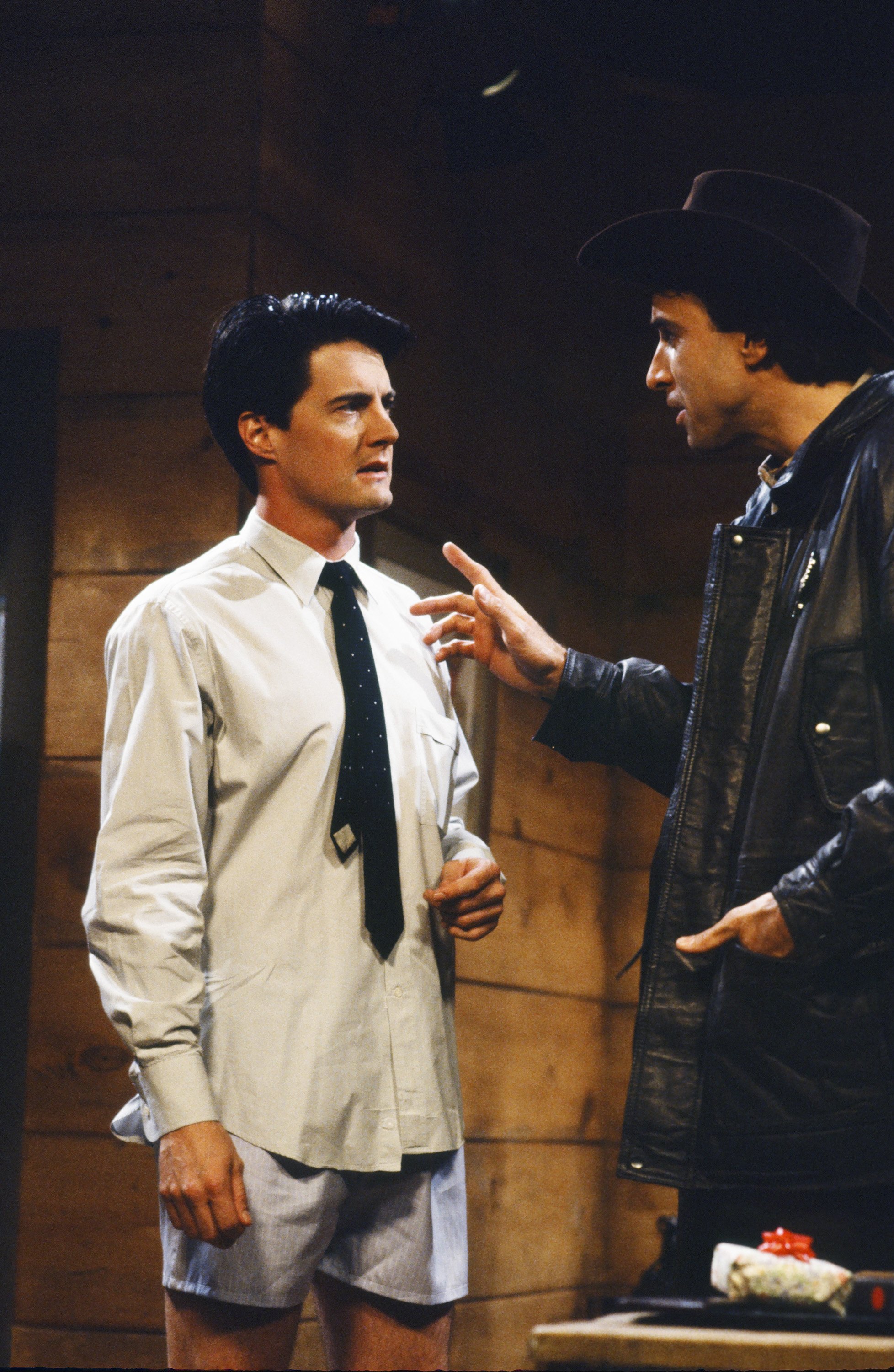 Kyle MacLachlan and Kevin Nealon on the set of "Twin Peaks" in 1990. | Source: Getty Images
