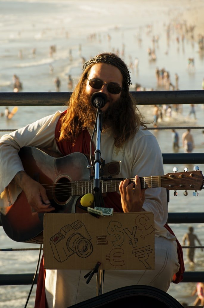 Peter bat Max, dem obdachlosen Sänger sein ganzes Geld zu geben | Quelle: Unsplash