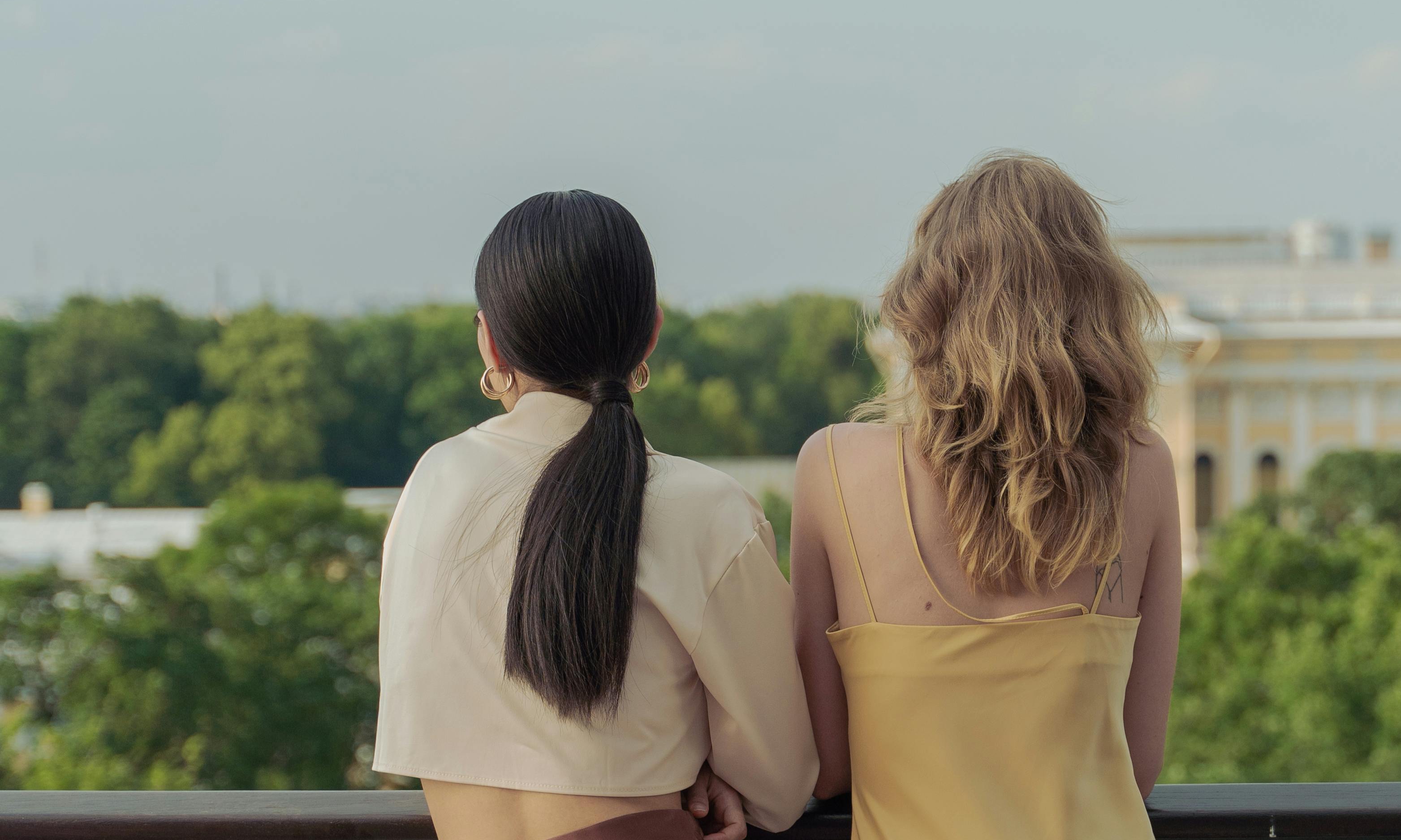 Two women side-by-side on a balcony | Source: Pexels
