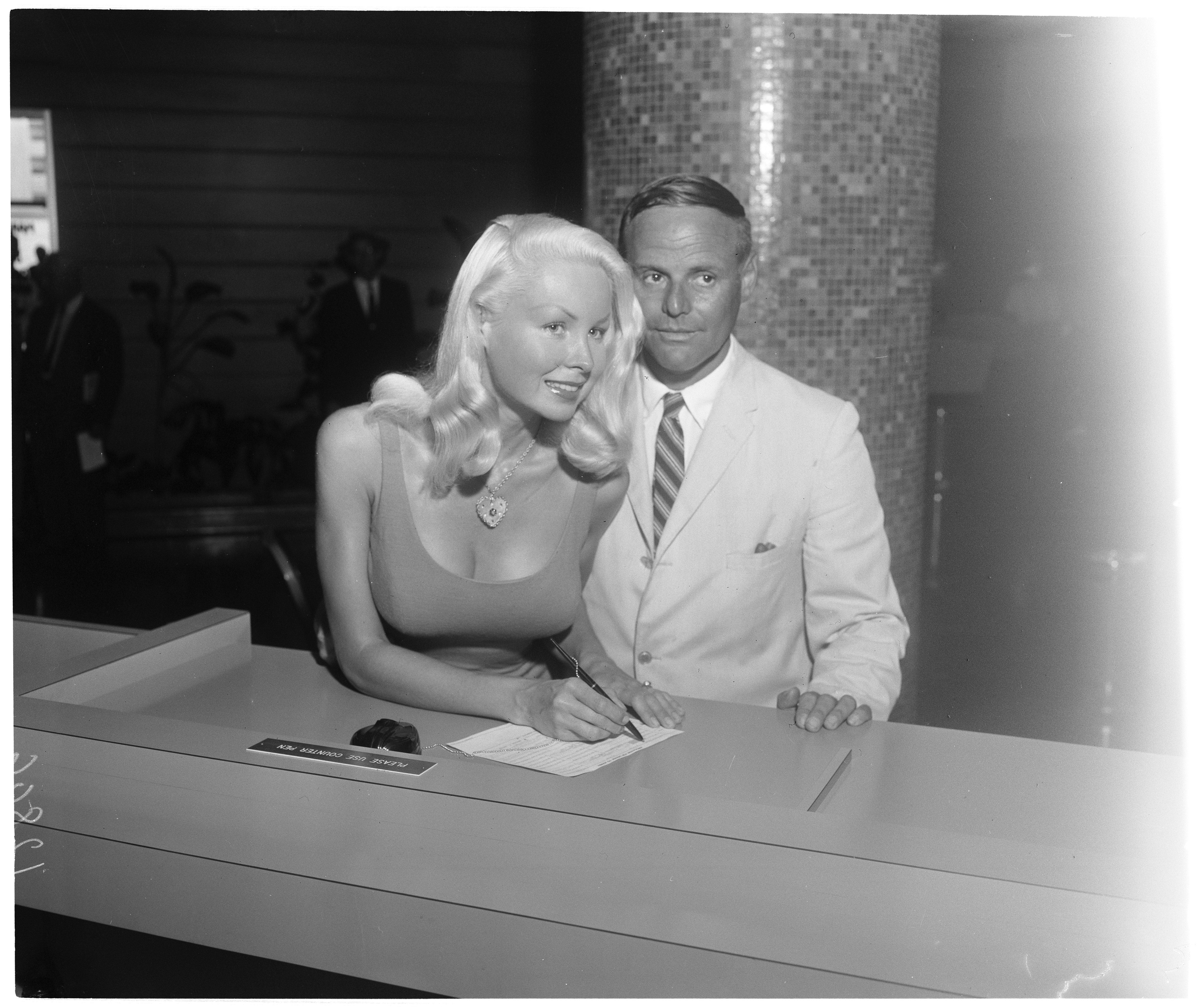 Joi Lansing pictured with her third husband, Stan Todd for their marriage license in 1960. | Photo: Getty Images