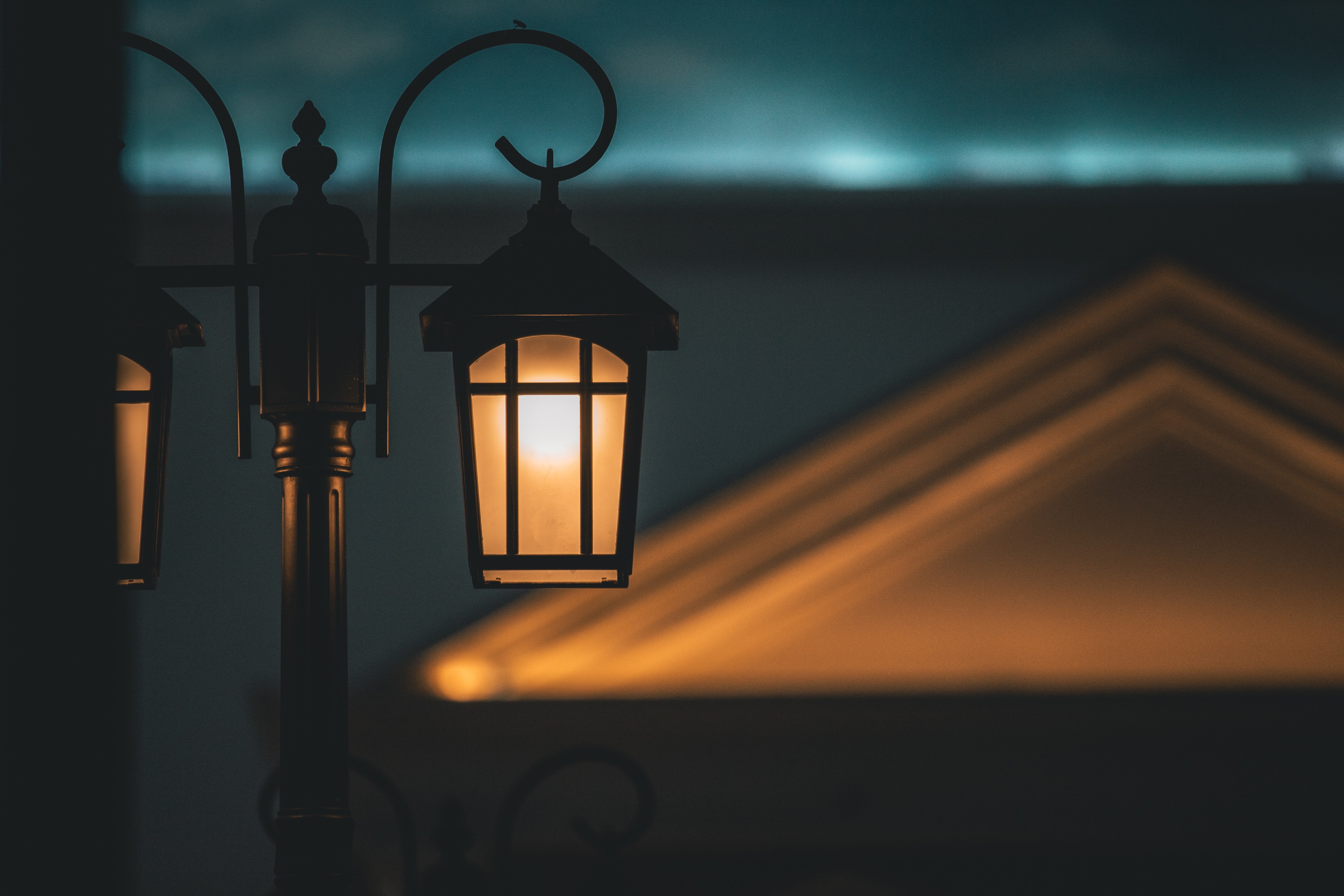 A street light shining brightly | Source: Pexels