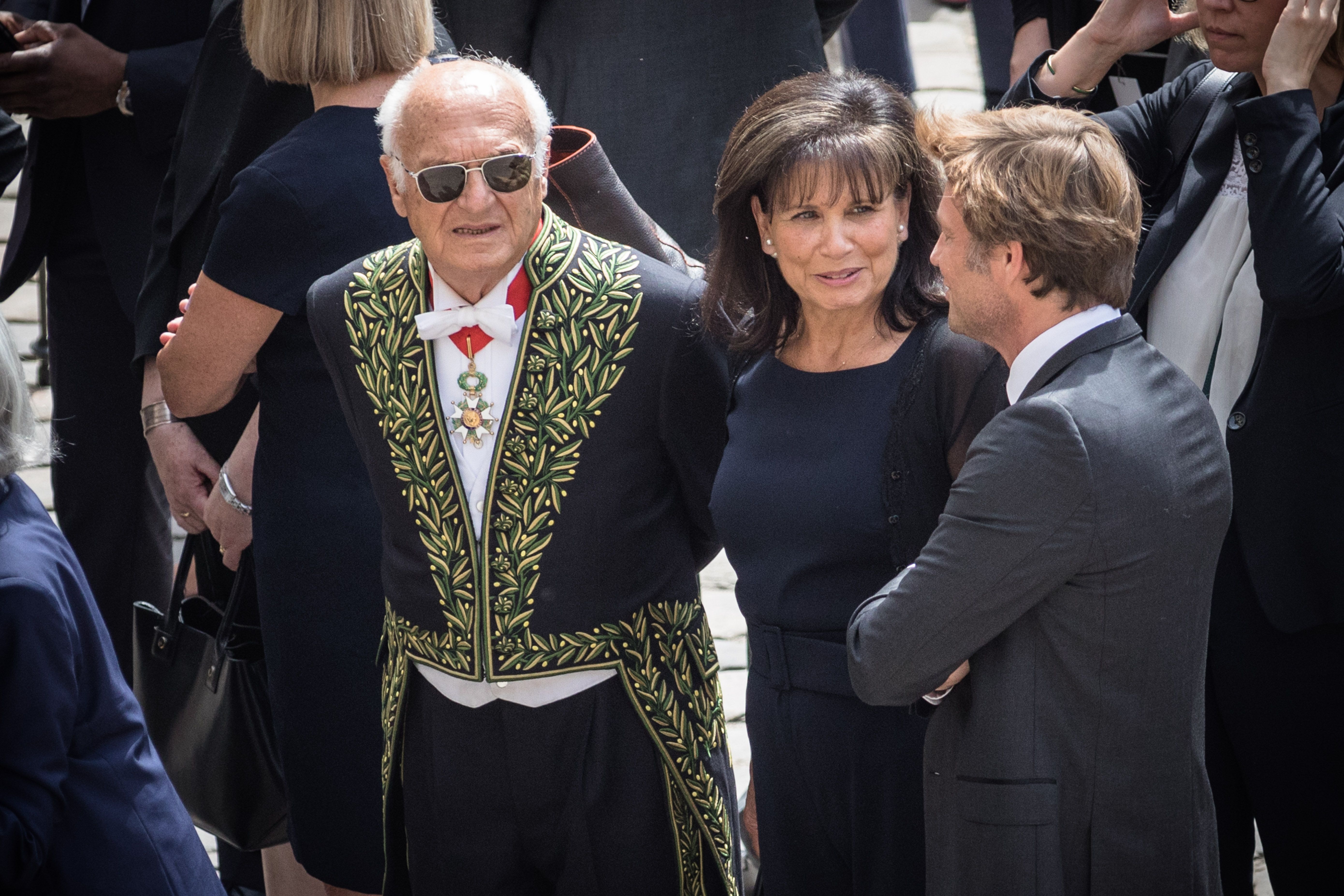 Anne Sinclair (C) et le membre de l'Académie française Pierre Nora (L) assistent à l'Hôtel des Invalides le 5 juillet 2017 à Paris, France. | Photo : Getty Images