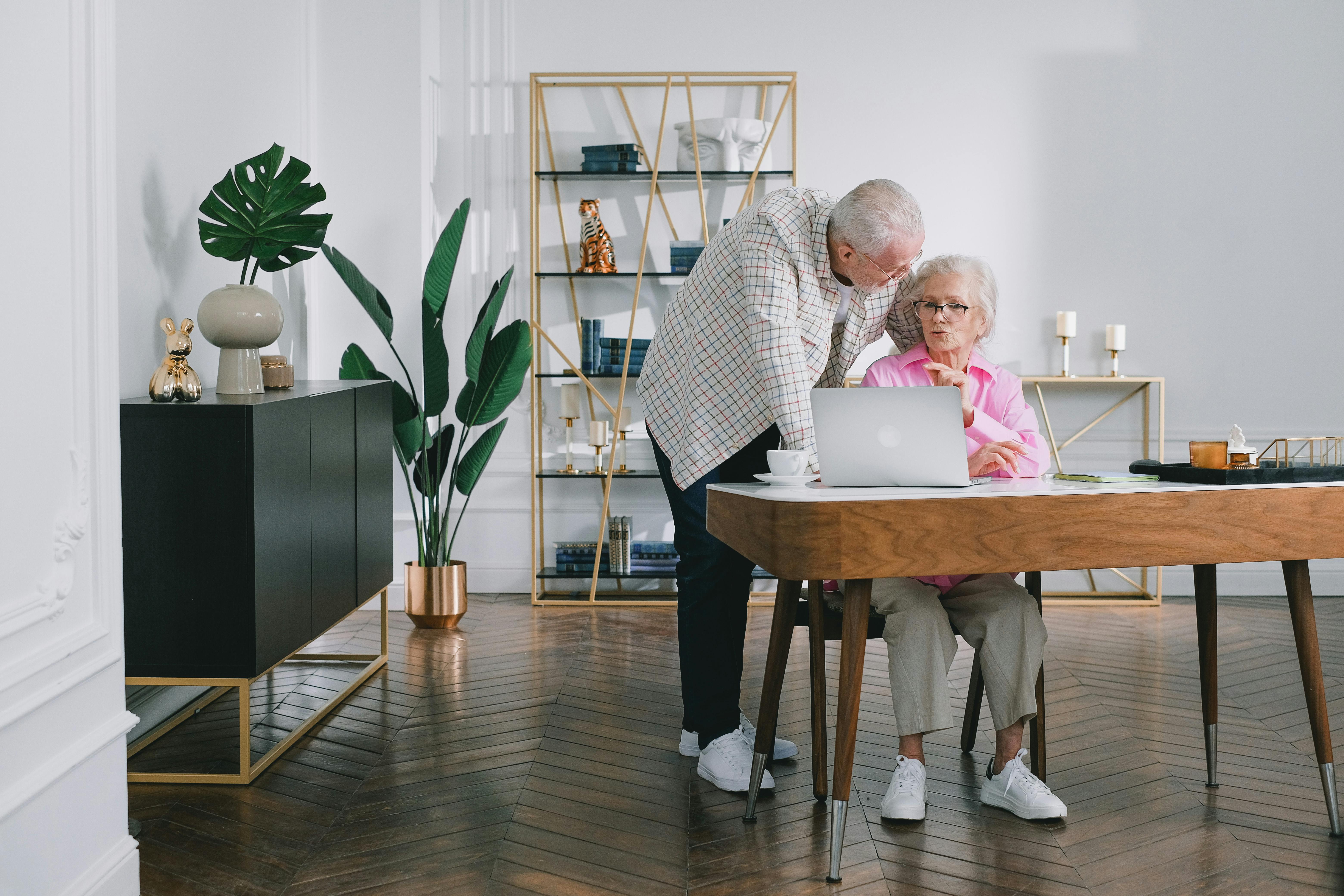 Elderly couple having a conversation | Source: Pexels