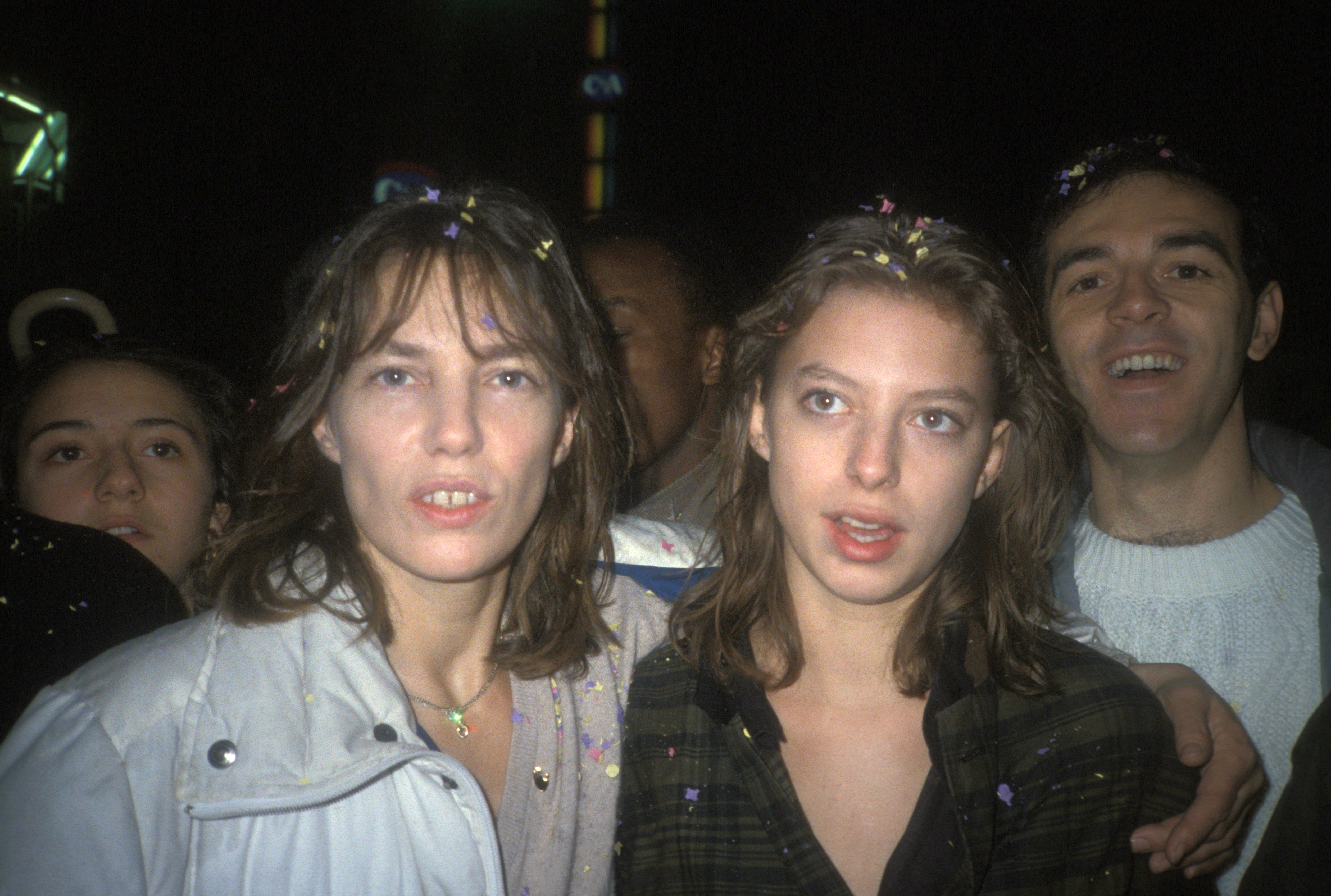 Jane Birkin and her daughter Kate Barry at the SOS Racisme party on December 7, 1985, in Paris, France. | Source: Getty Images