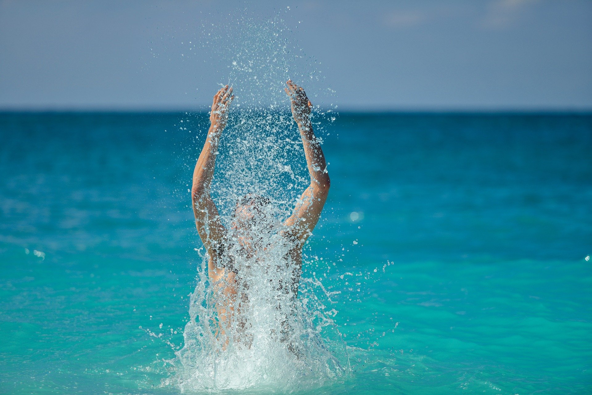 Un homme sautant dans l'océan. | Photo : Pixabay/stokpic