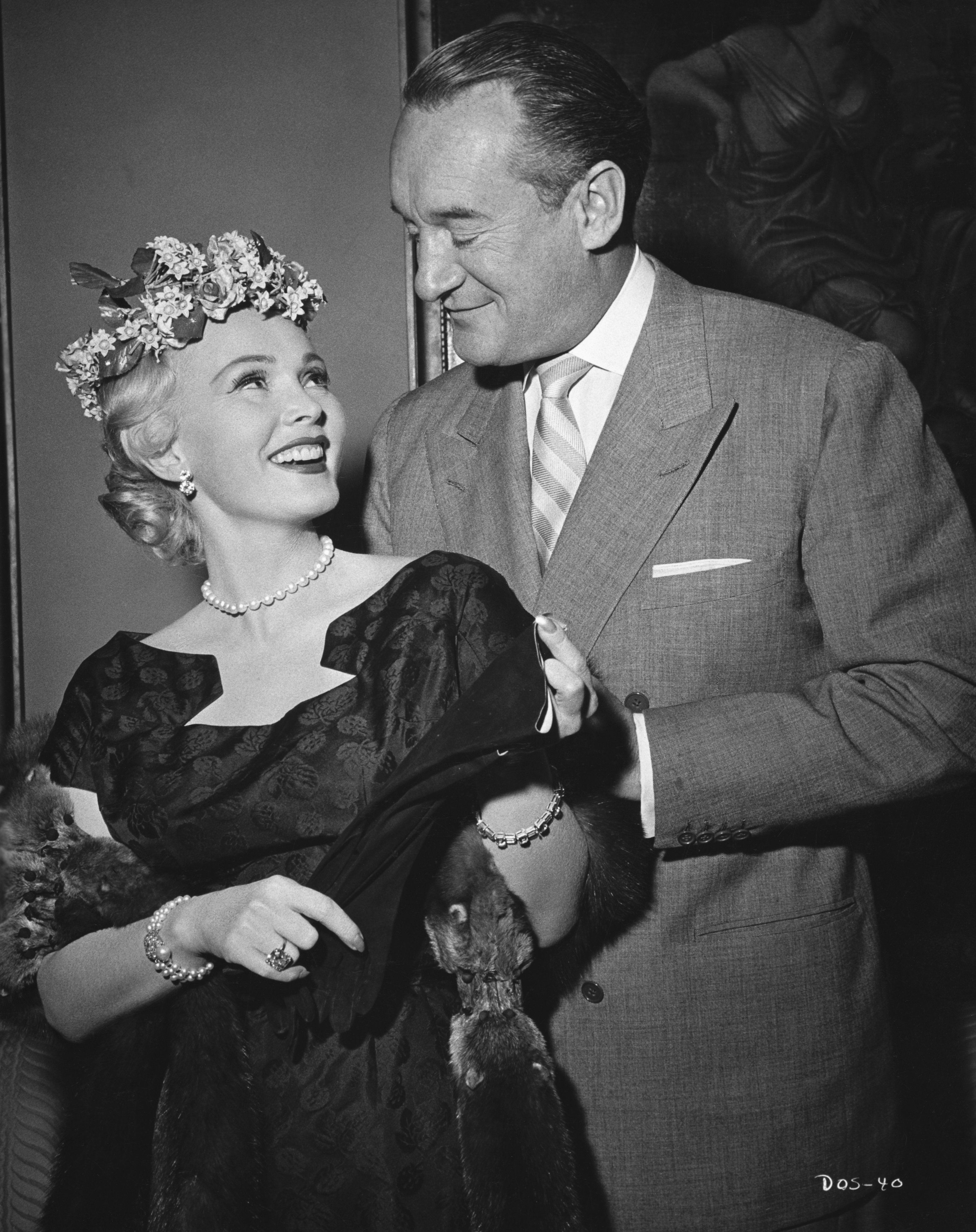 Zsa Zsa Gabor smiles at George Sanders in January 1954. | Photo: Getty Images 