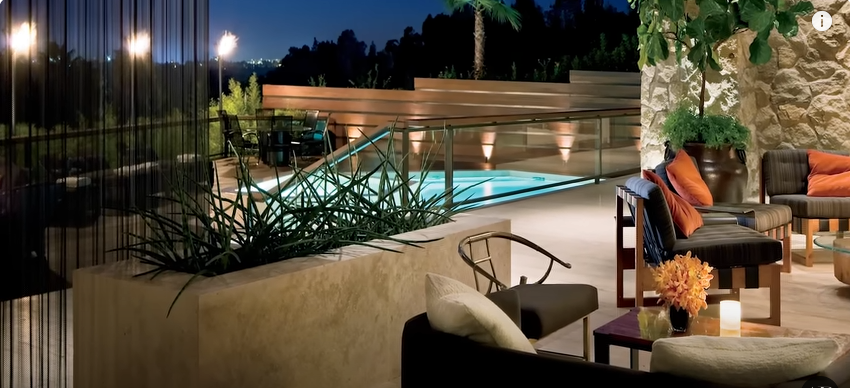 Jennifer Aniston's outdoor space, from a video posted on February 15, 2018 | Source: YouTube/@Archdigest