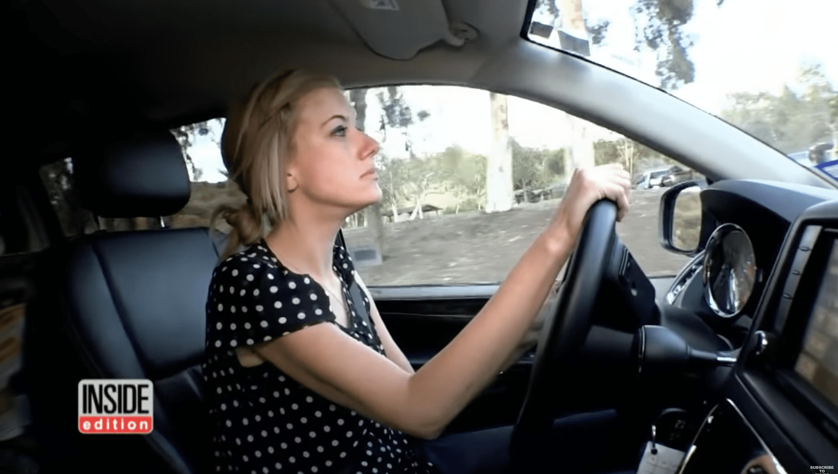 Angela conduisant le SUV peu avant qu'il ne tombe dans le talus. | Photo : YouTube.com/Inside Edition