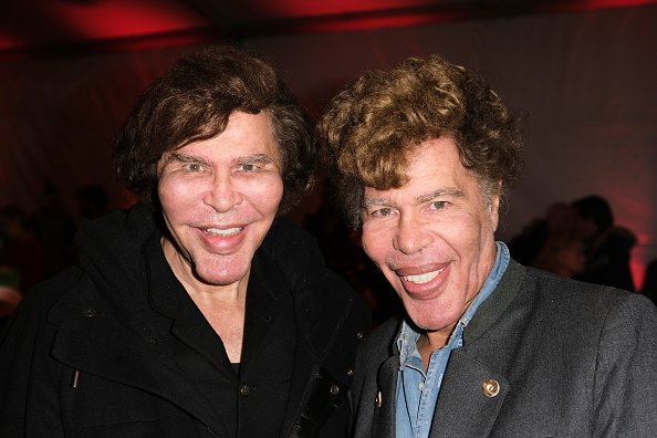 Grichka Bogdanoff et Igor Bogdanoff participent à la journée de lancement de "La Brigade Des Peres Noel Verts" le 25 novembre 2019 à Paris, France. | Photo : Getty Images