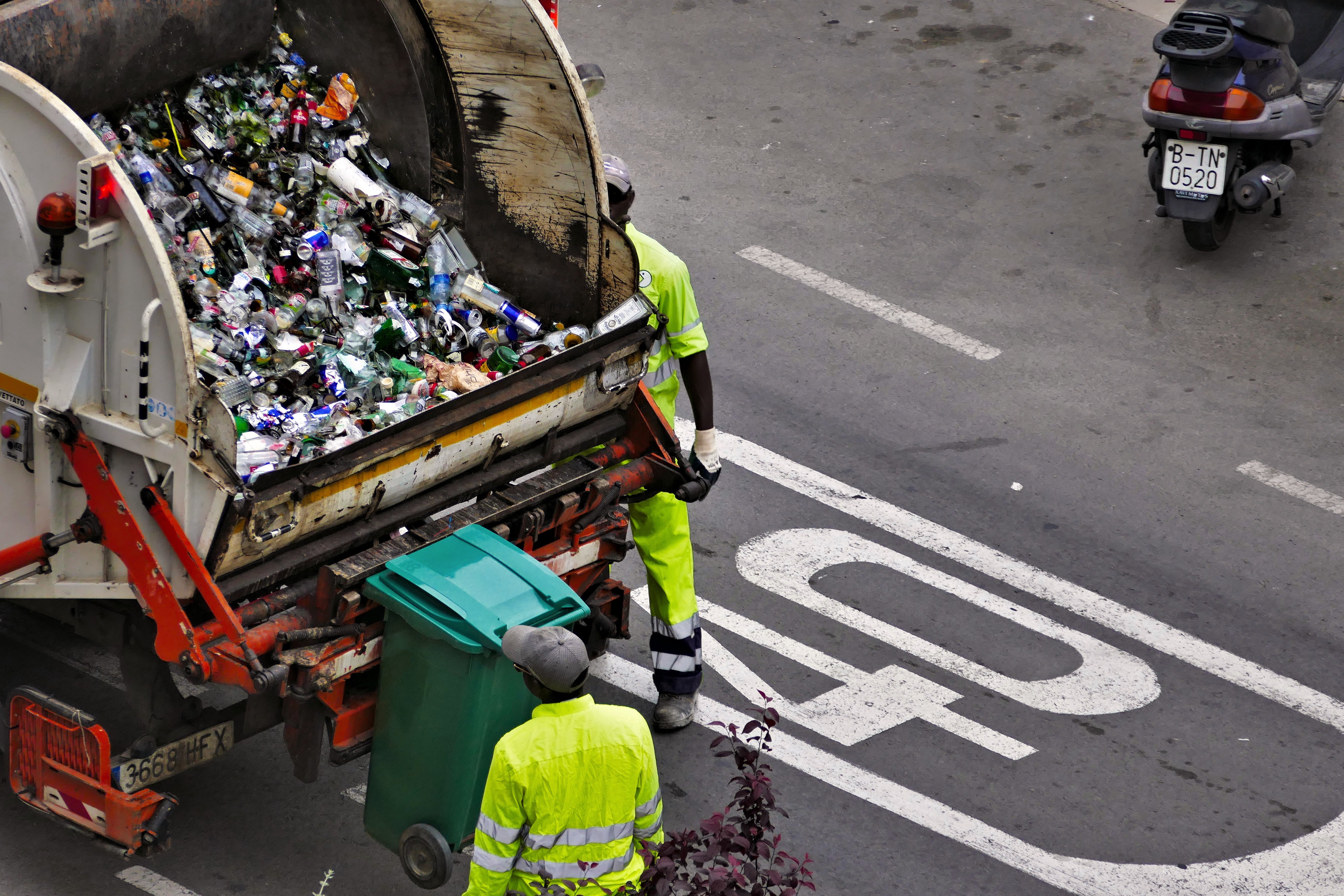 Daniel was mocking Caroline because her father drove the garbage truck. | Source: Unsplash