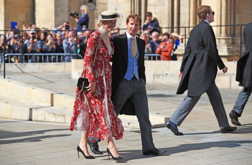 James Blunt und seine Frau Sofia Wellesley treffen im York Minster zur Hochzeit der Sängerin Ellie Goulding mit Caspar Jopling ein. (Foto von Peter Byrne) | Quelle: PA Images über Getty Images