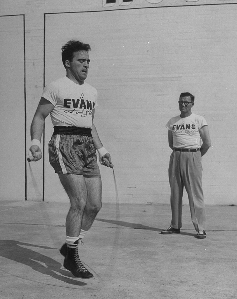 Marcel Cerdan en train de sauter à la corde | Photo : Getty Images