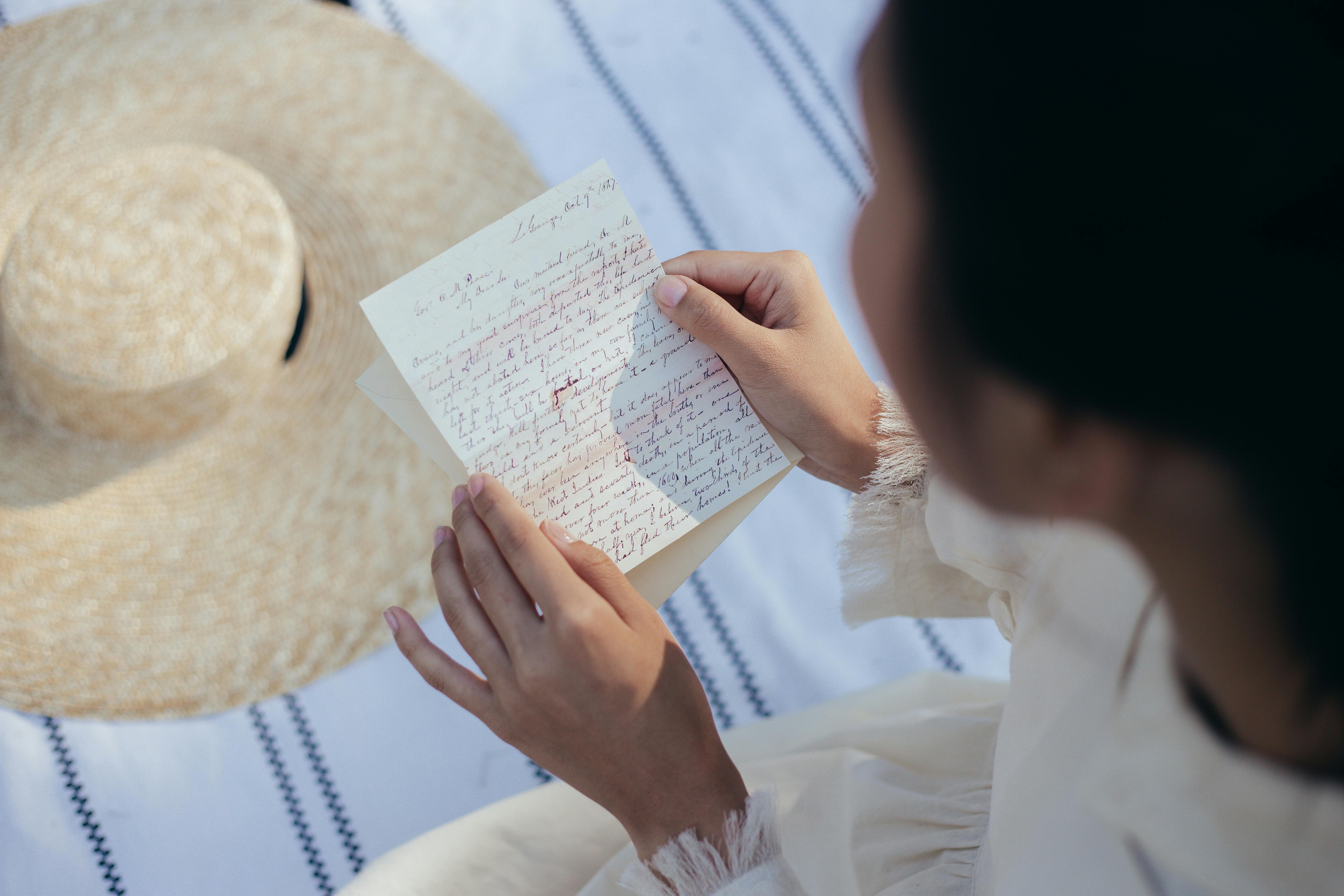 A woman reading a letter | Source: Pexels