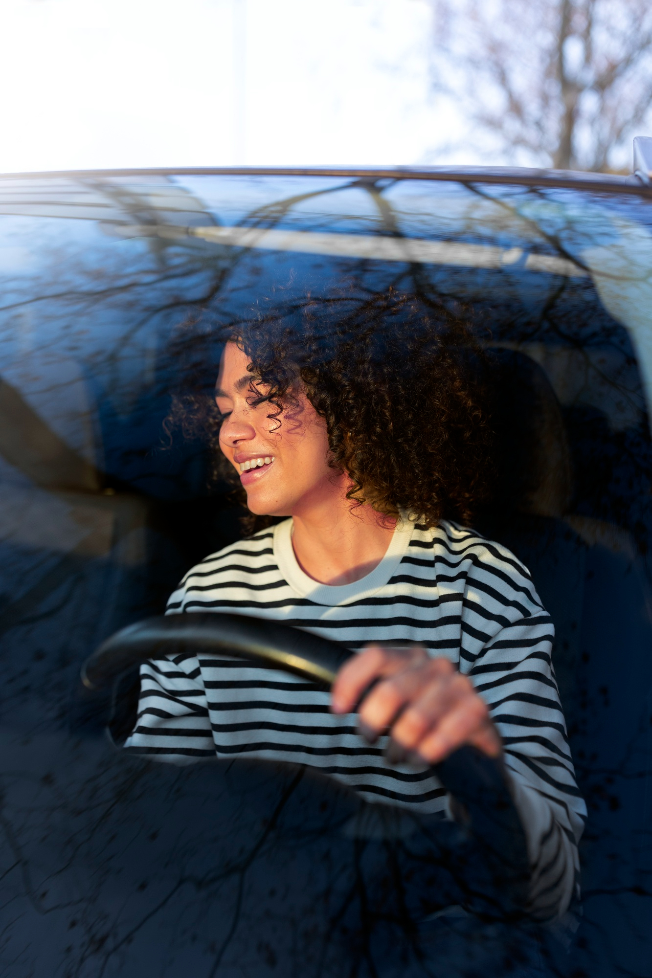 A happy woman driving | Source: Freepik