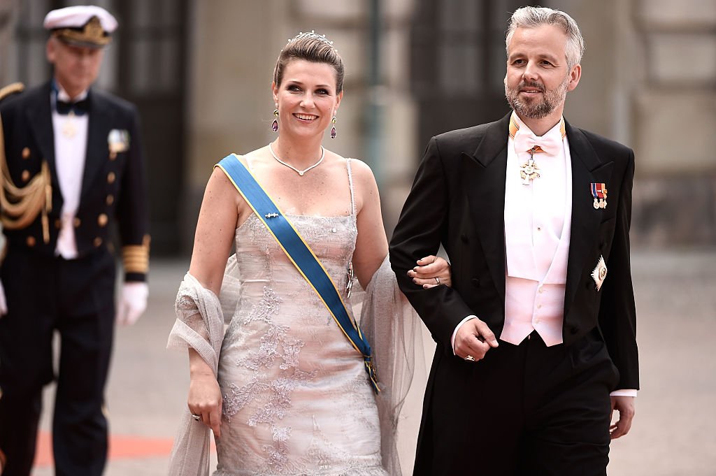 Märtha Louise y Ari Behn en la boda del príncipe Carl Philip de Suecia en el Palacio Real de Estocolmo, el 13 de junio de 2015. | Imagen: Getty Images Märtha Louise y Ari Behn en la boda del príncipe Carl Philip de Suecia en el Palacio Real de Estocolmo, el 13 de junio de 2015. | Imagen: Getty Images