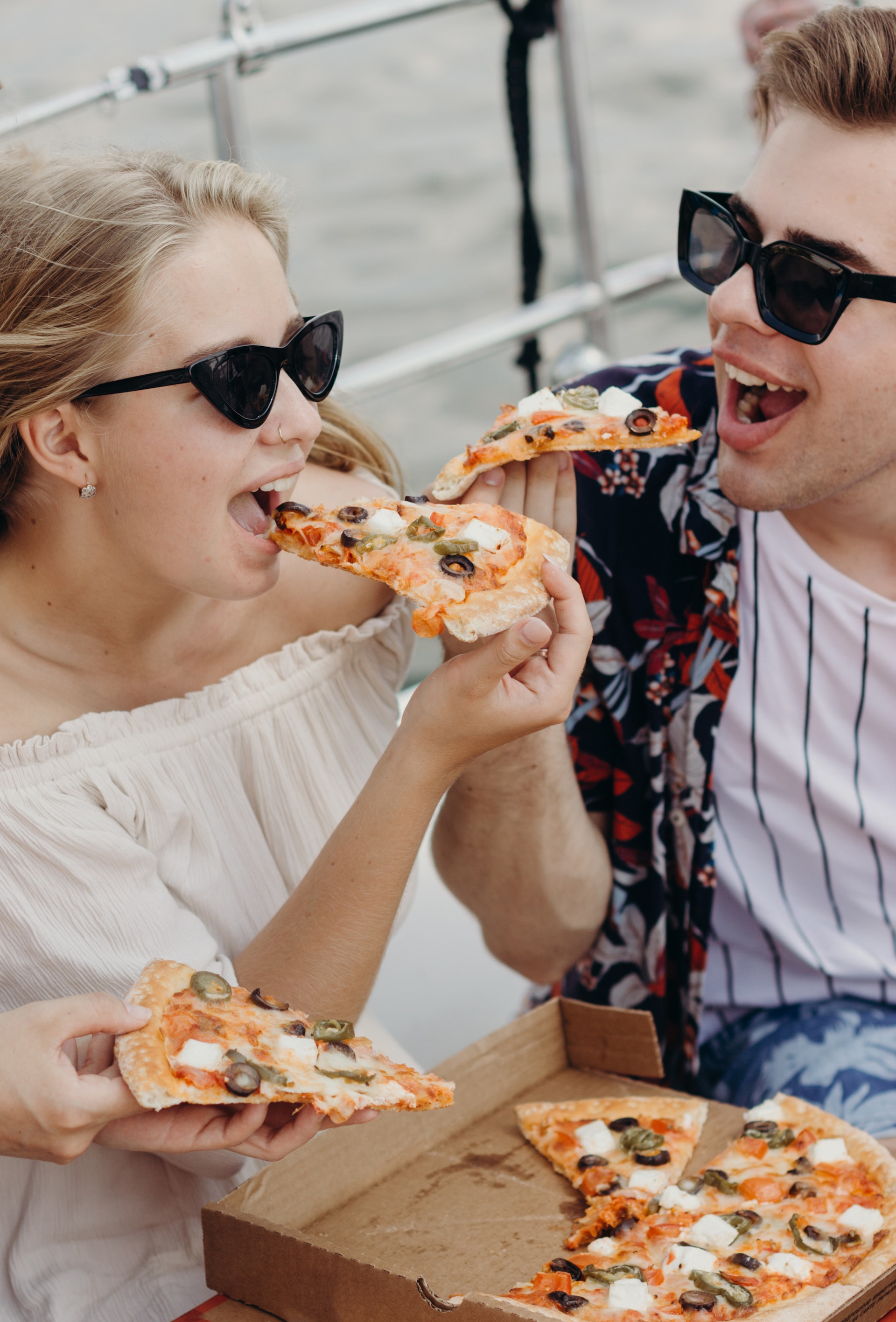 A couple eating pizza | Source: Pexels