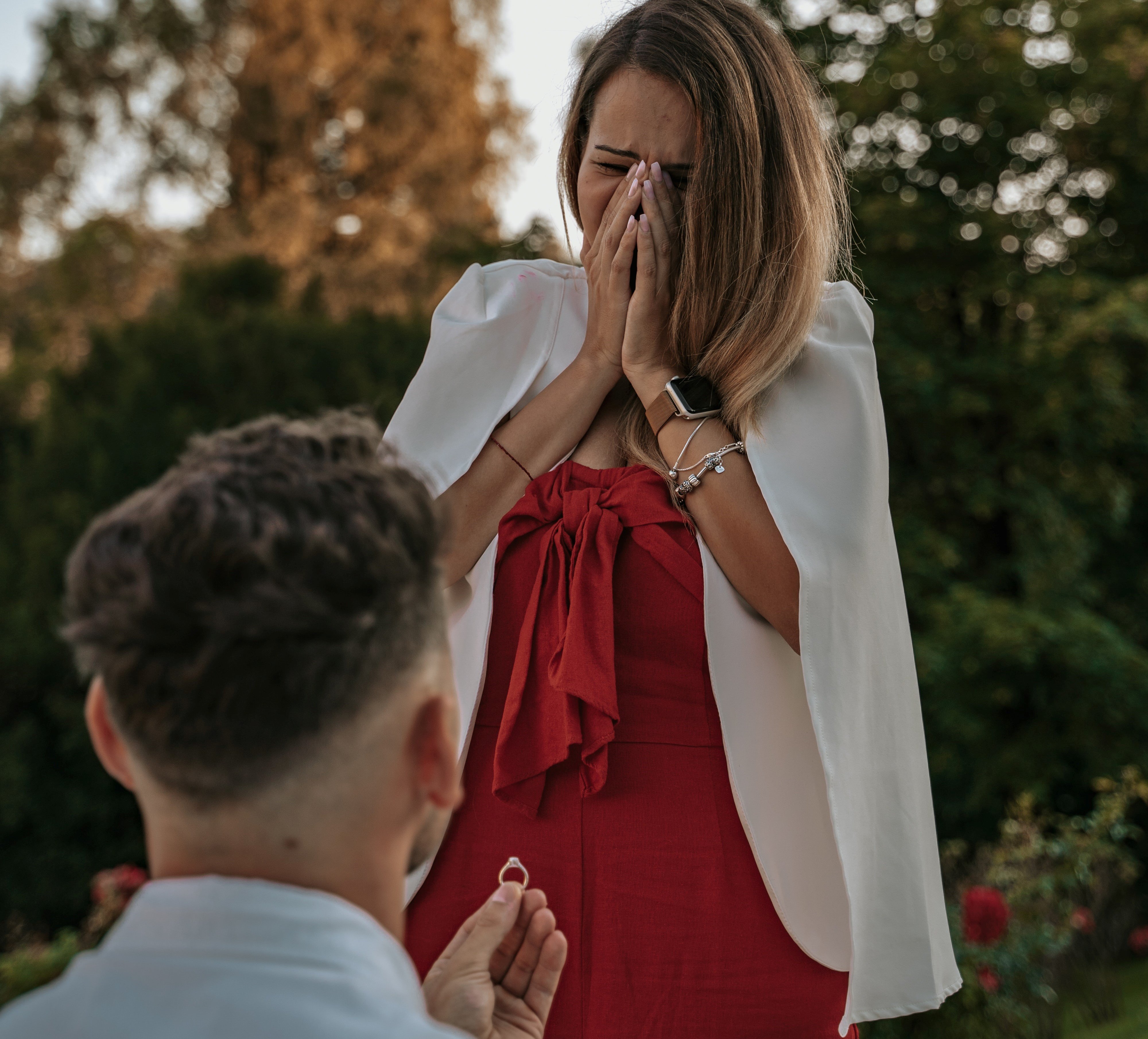 Berta war begeistert, als Tobias ihr einen Heiratsantrag machte. | Quelle: Unsplash