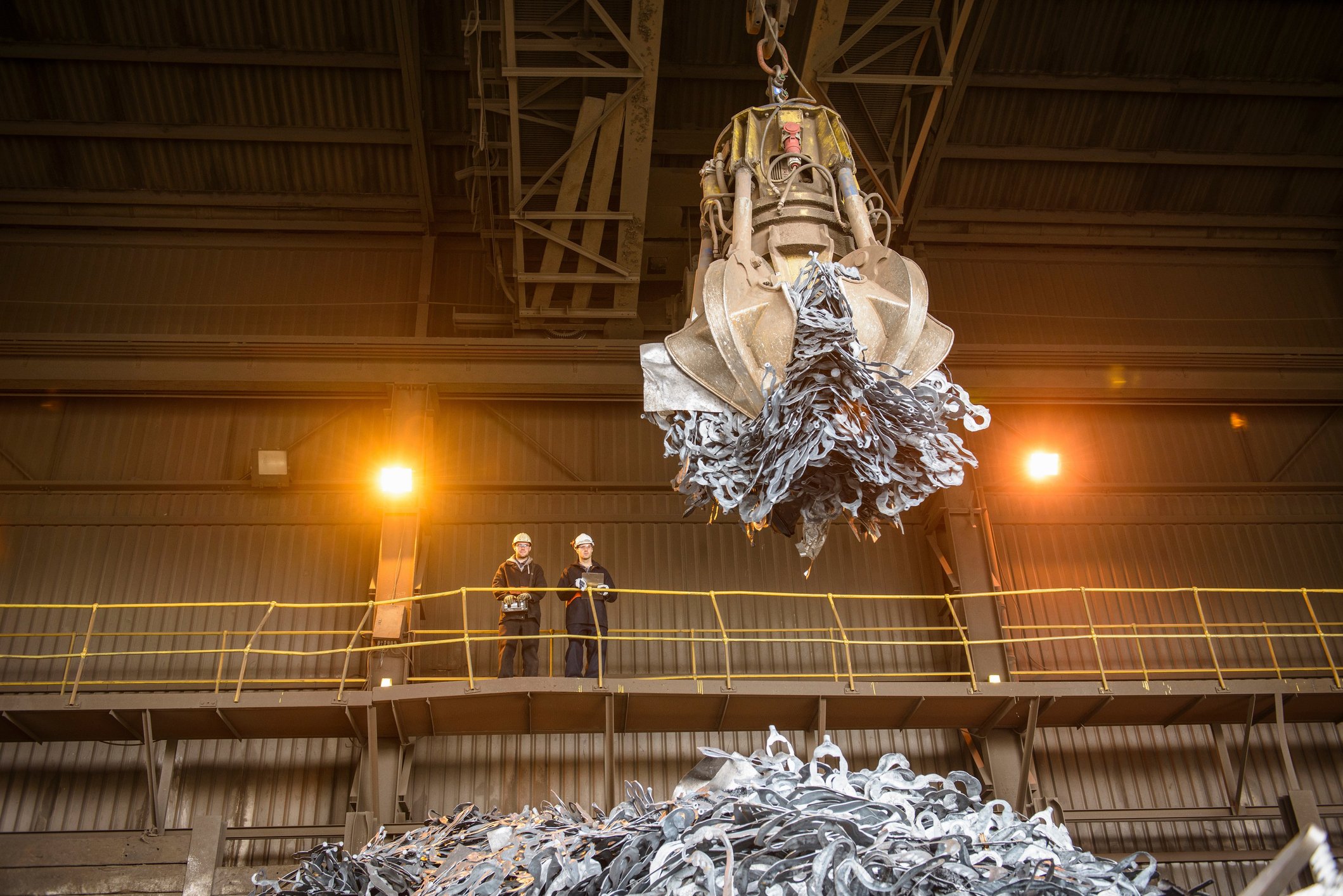 Arbeiter, die Schrott in Stahlgießerei beobachten I Quelle: Getty Images Arbeiter, die Schrott in Stahlgießerei beobachten I Quelle: Getty Images
