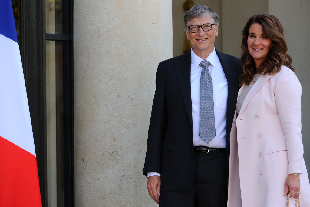 Bill und Melinda Gates posieren vor dem Elysee-Palast, bevor sie am 21. April 2017 in Paris, Frankreich, vom französischen Präsidenten Francois Hollande die Auszeichnung als Kommandeur der Ehrenlegion erhalten. (Foto von Frederic Stevens) I Quelle: Getty Images