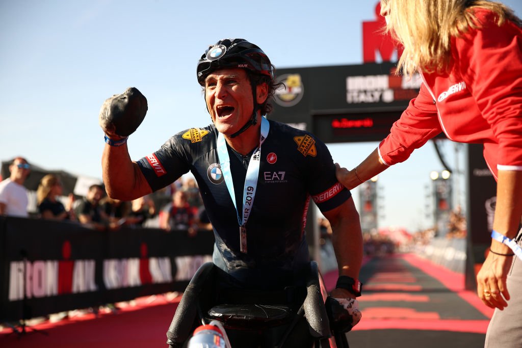 Alessandro Zanardi, d'Italie, célèbre avec sa médaille d'or après avoir remporté la course individuelle sur route H4 masculine le jour 9 des Jeux paralympiques de Londres 2012 à Brands Hatch le 7 septembre 2012. | Photo : Getty Images Alessandro Zanardi, d'Italie, célèbre avec sa médaille d'or après avoir remporté la course individuelle sur route H4 masculine le jour 9 des Jeux paralympiques de Londres 2012 à Brands Hatch le 7 septembre 2012. | Photo : Getty Images