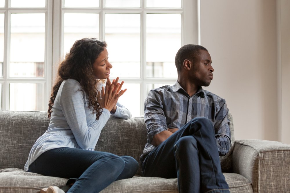 Pareja discutiendo en un sofá. | Foto: Shutterstock