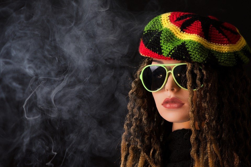 Mujer fumando / Imagen tomada de: Pixabay Mujer fumando / Imagen tomada de: Pixabay