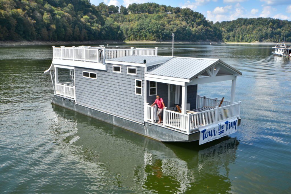 The Tiny Houseboat has plenty amenities at a low cost. | Photo: Harbor Cottage House Boats.