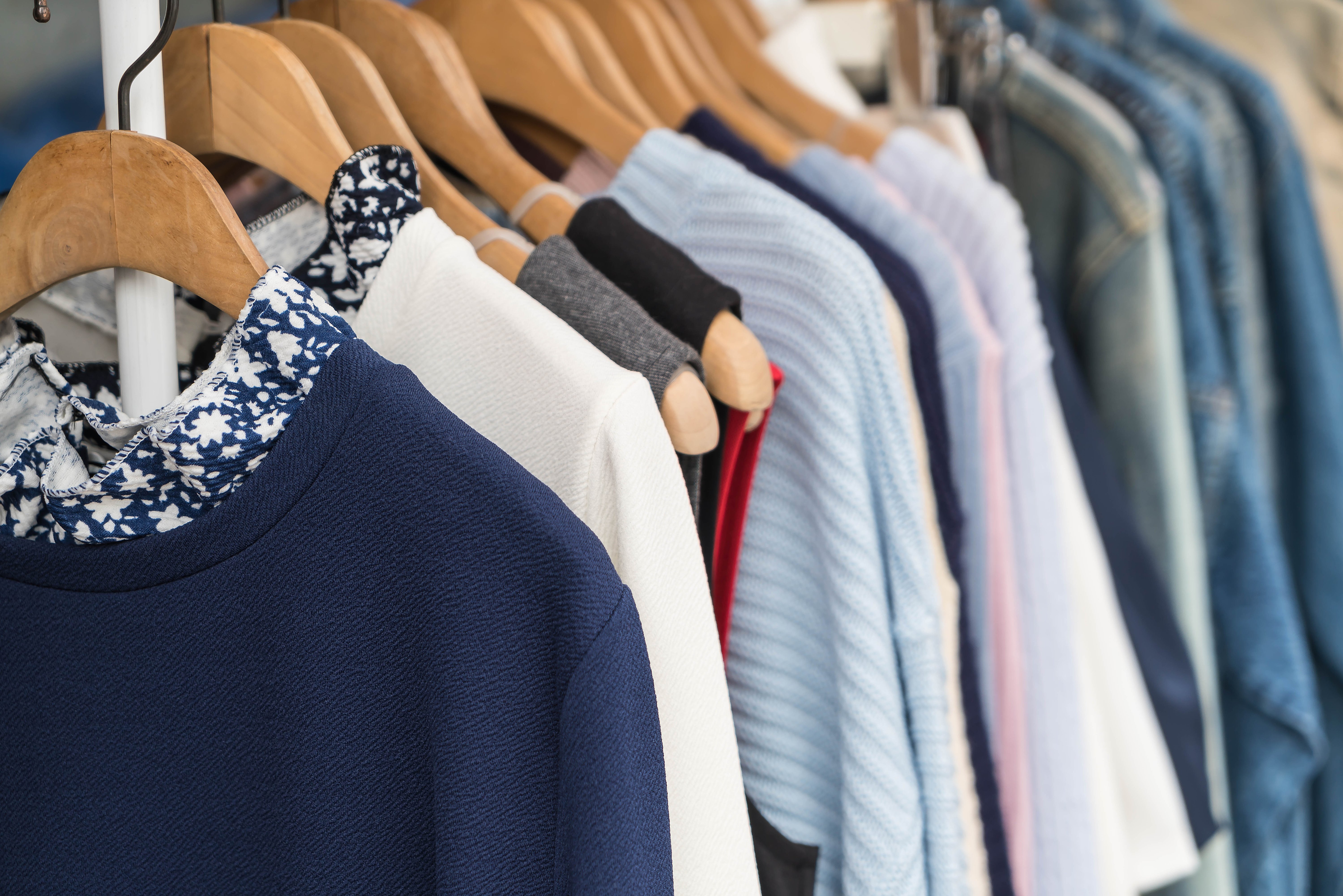 Ropa colgada. │ Foto: Freepik