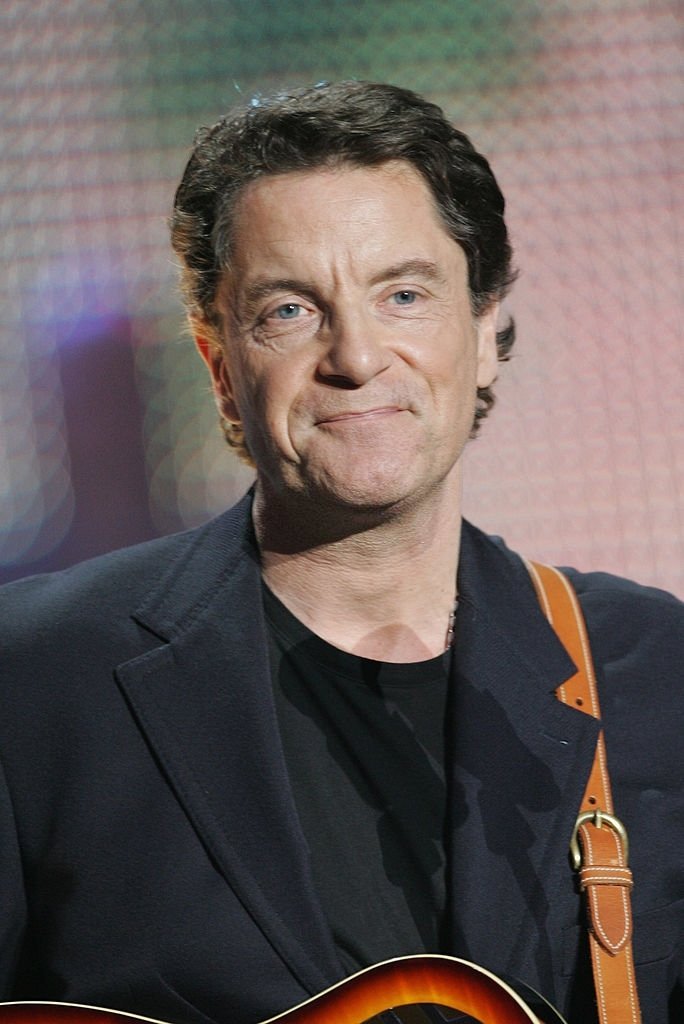 Francis Cabrel se produit lors de la "Fête de la chanson française" pour France Télévision à la Salle Pleyel le 19 janvier 2009 à Paris, France. | Photo : Getty Images
