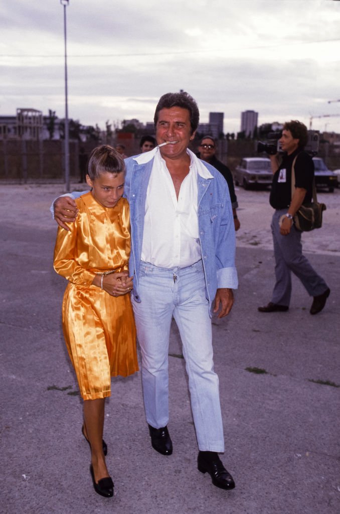 Gilbert Bécaud and his daughter Emily on August 25, 1986 in Paris, France.  |  Photo: Getty Images