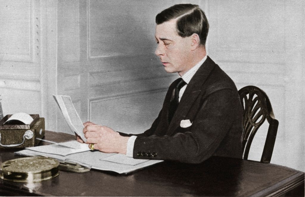 Eduardo VIII trabajando en su despacho el 1 de enero de 1936. | Foto: Getty Images