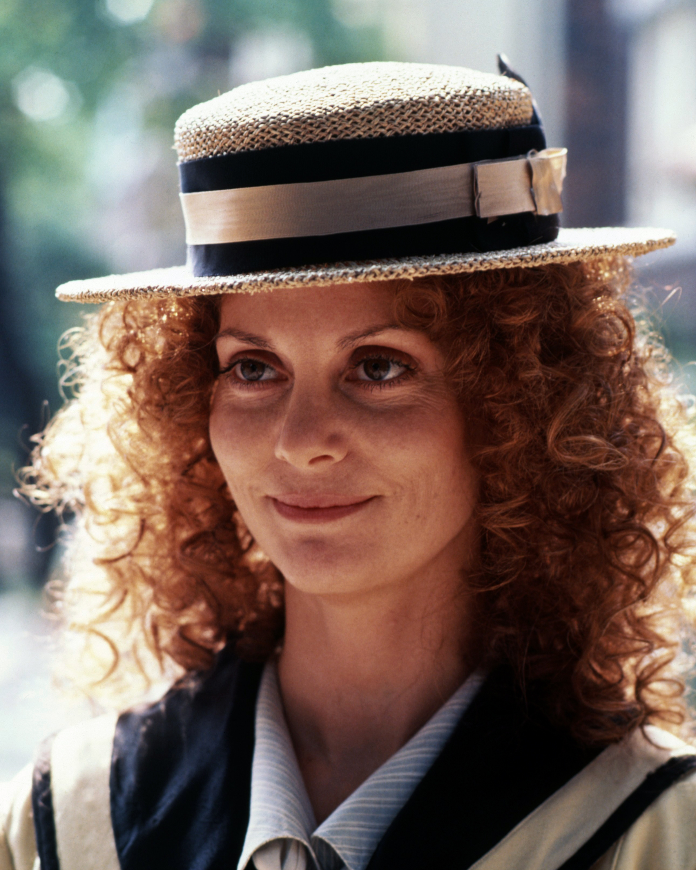 Lesley Ann Warren posing in a straw boater hat in 1980 | Source: Getty Images